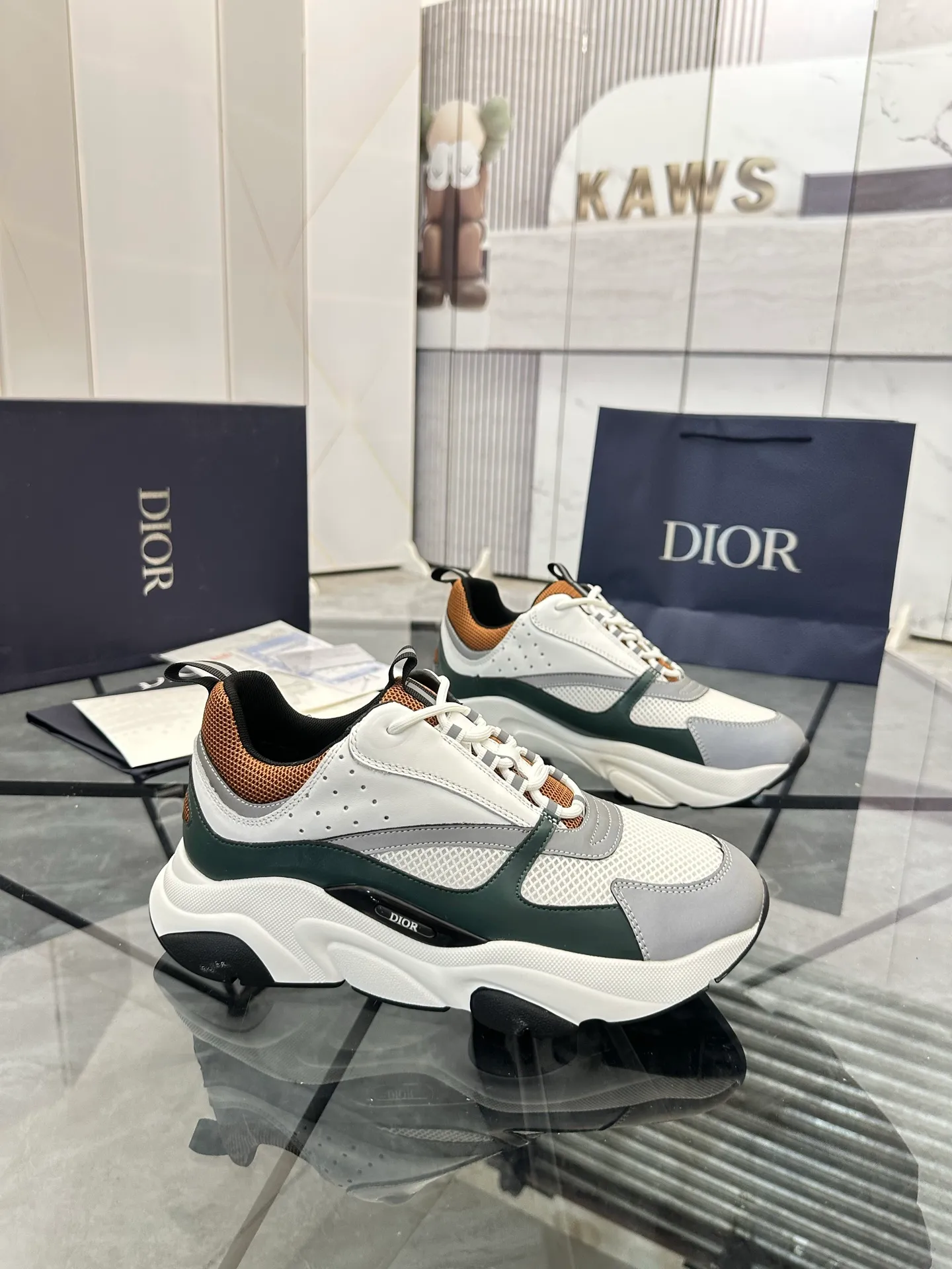 Men's shoes: 💰P460¥ Ready in Guangzhou, fully packaged Product trademark: Dior* "Dior*" low-top casual shoes Regular size: 38-46 (can be customized to 47) B22 Product materials: imported cowhide leather upper spliced ​​with original fabric, breathable lining, original outsole. Number: 920